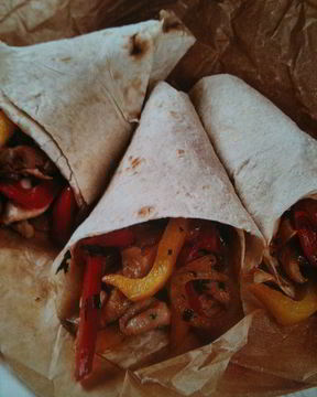 Тако с курицей и соусом сальса