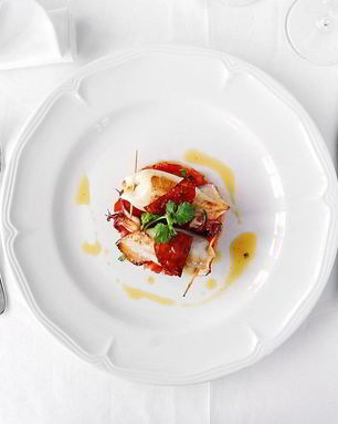 Фаршированные кальмары на тартаре из томатов