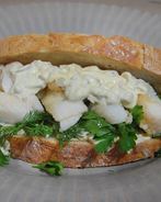 Сэндвич с рыбными пальчиками и тартаром