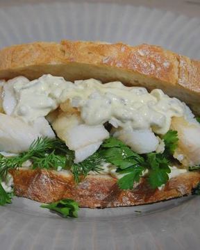 Сэндвич с рыбными пальчиками и тартаром