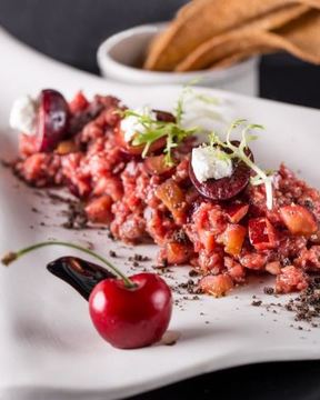 Тартар из говядины с черешней