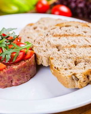 Тартар из говядины с каперсами и помидорами