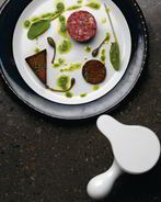 Тартар из говядины с щавелем, каперсами и сухарями