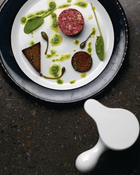 Тартар из говядины с щавелем, каперсами и сухарями