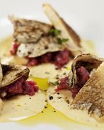 Тартар из говядины с трюфельным майонезом