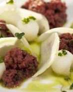 Тартар из говядины со свежей дыней