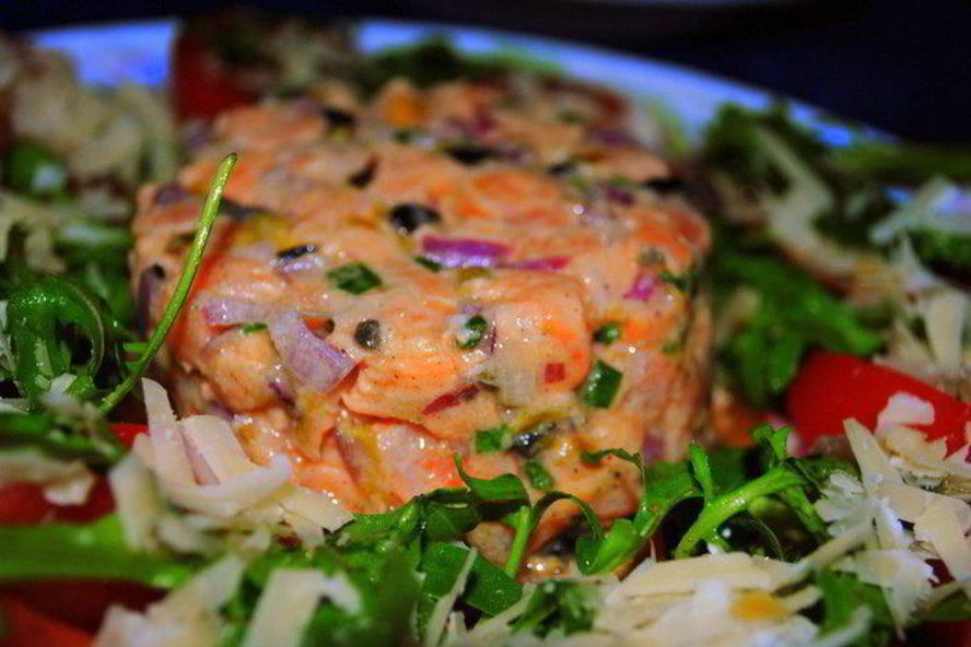 Рецепт тартара из лосося с салатом рукола-помидоры