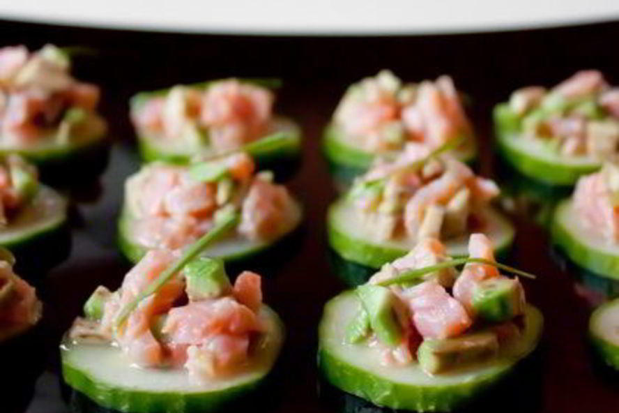 Рецепт тартара из лосося и авокадо на огурцах