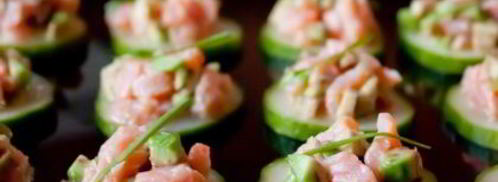 тартар из лосося и авокадо на огурцах. Шаг 6