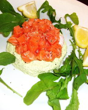 Тартар из лосося со сливочным кремом и авокадо