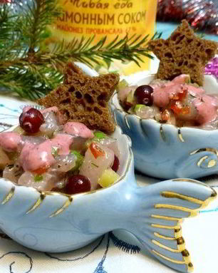 Тартар из муксуна с брусничным соусом