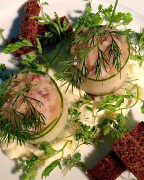 Тартар из сельди в огурце