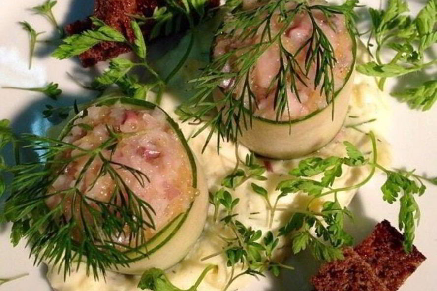 Рецепт тартара из сельди в огурце