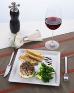 Тартар из тунца с авокадо и помидорами черри