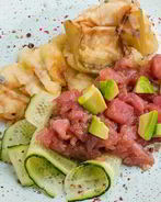 Тартар из тунца с кремом из печеного яблока