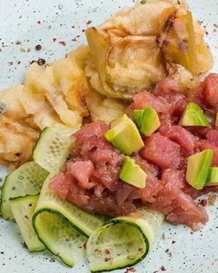 Тартар из тунца с кремом из печеного яблока