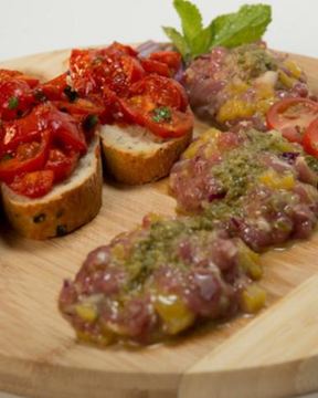 Тартар из утки с персиками