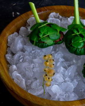 Тартар из ягненка с белой смородиной и земляникой