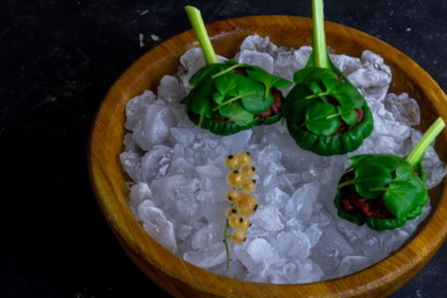 Рецепт тартара из ягненка с белой смородиной и земляникой