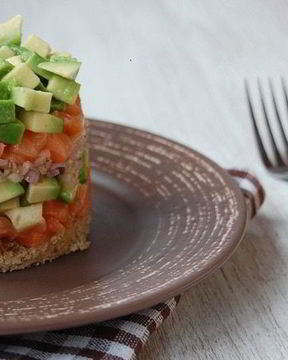 Тартар с лососем и авокадо