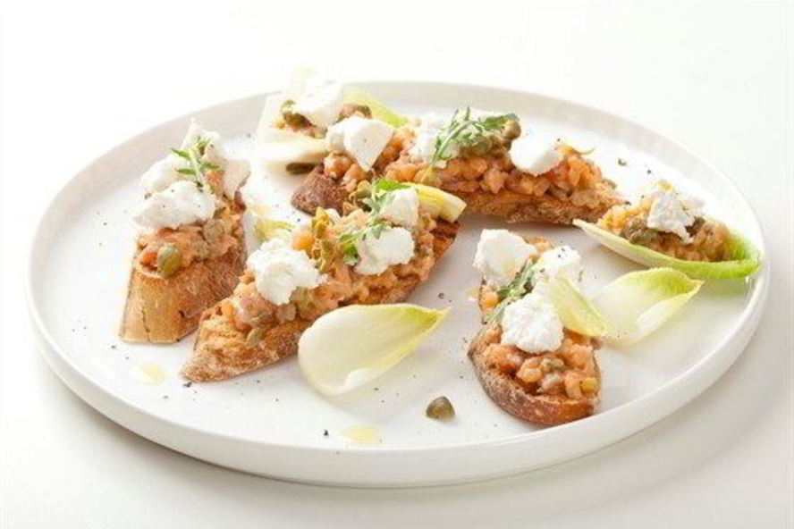 Рецепт тостов с тартаром из лосося и рикоттой