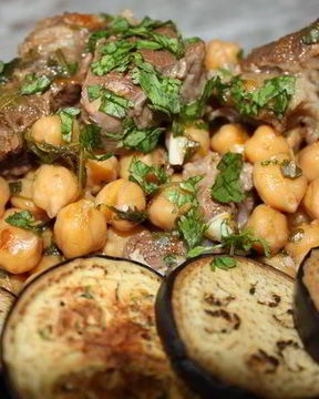 Ароматная говядина с нутом и Ткемали