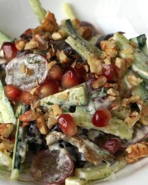 Салат с печеными баклажанами и свежими овощами