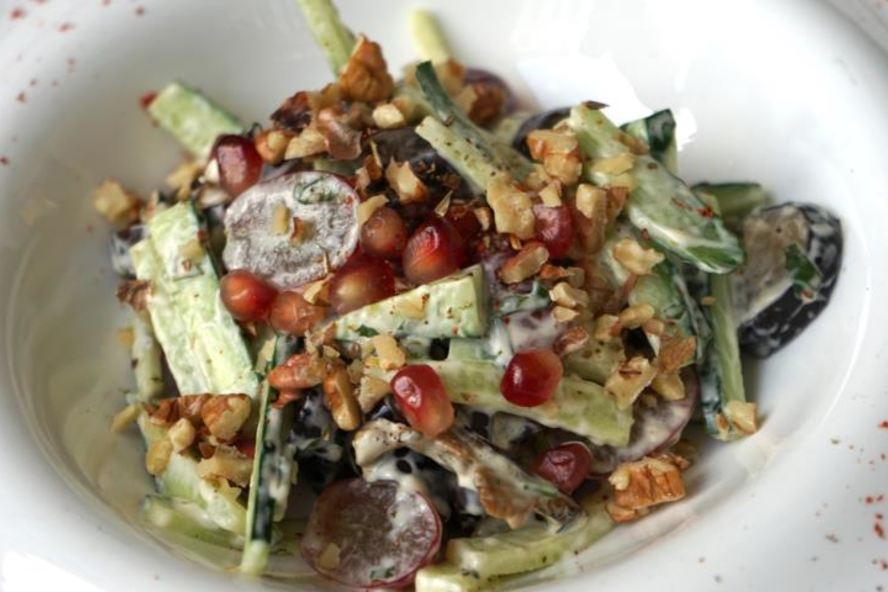 Рецепт салата с печеными баклажанами и свежими овощами