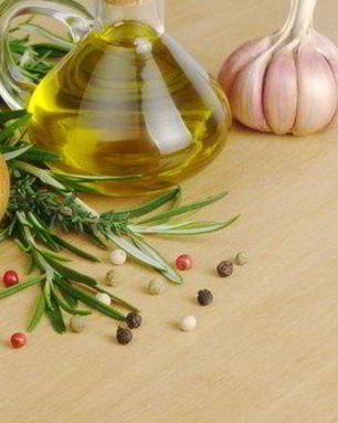 Теплая заправка с чесноком и розмарином