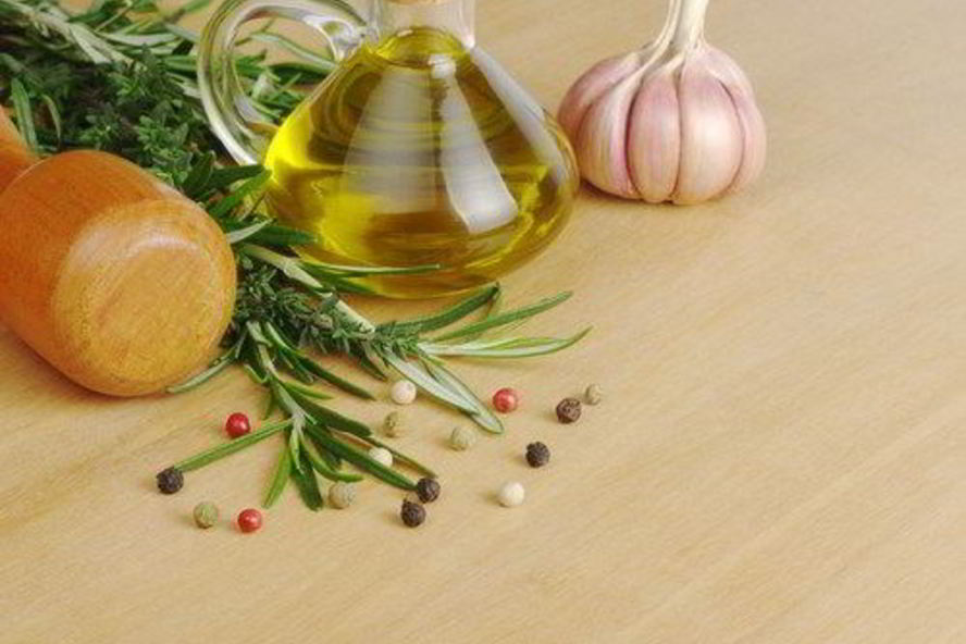 Рецепт теплой заправки с чесноком и розмарином