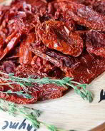 Вяленые томаты и томатный соус с печеными овощами