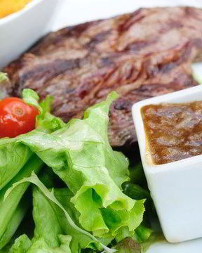 Заправка из печеного чеснока, соевого соуса и имбиря