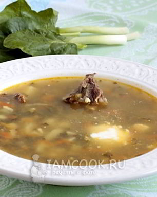 Зеленый борщ с мясом