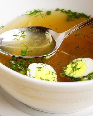 Базовый куриный бульон с перепелиными яйцами