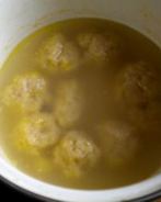 Детские фрикадельки с бульоном