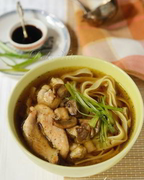 Лапша в бульоне с грибами и курицей