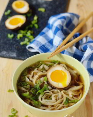 Простая лапша в бульоне с соевым соусом и яйцом