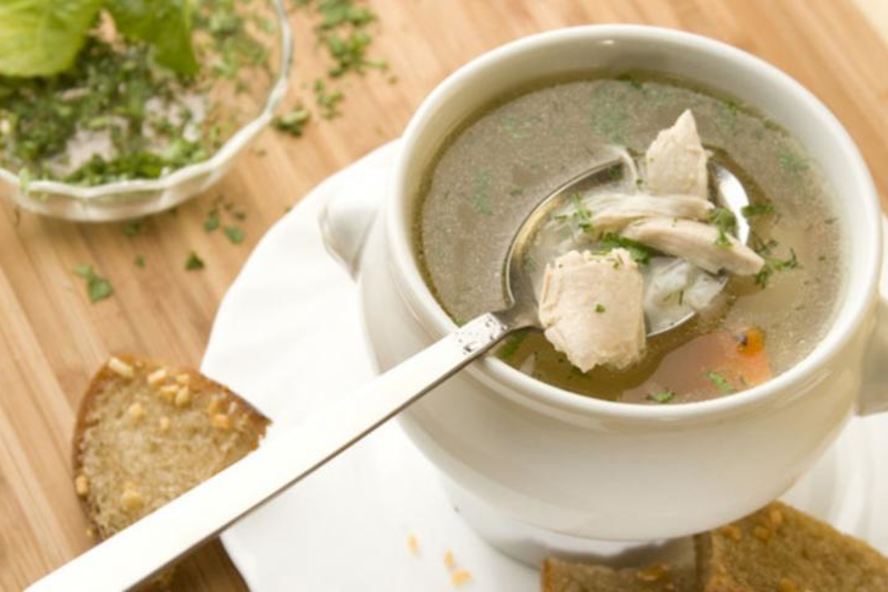 Рецепт прозрачного куриного бульона с чесночными гренками