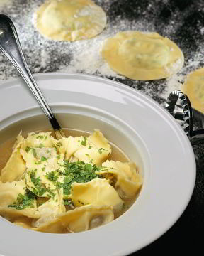 Равиоли с говядиной в курином бульоне