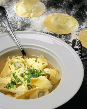 Равиоли с говядиной в курином бульоне