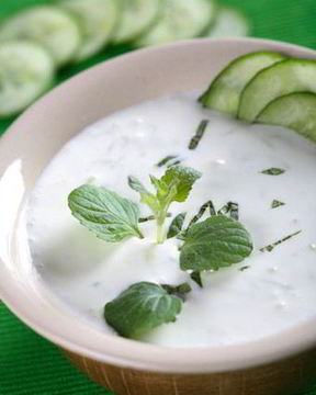 Белый гаспачо с виноградом и огурцами