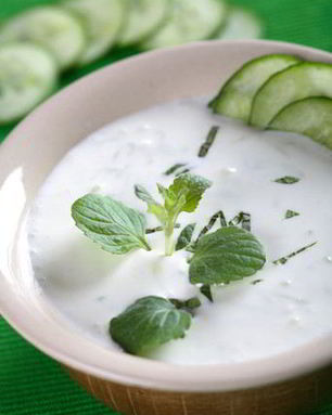 Белый гаспачо с виноградом и огурцами