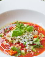 Томатный суп Гаспачо с печеным болгарским перцем, авокадо, мясом камчатского краба и тартаром из клубники