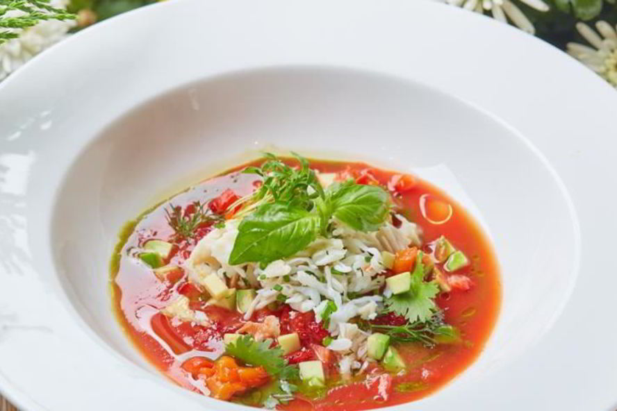 Рецепт томатного супа гаспачо с печеным болгарским перцем, авокадо, мясом камчатского краба и тартаром из клубники