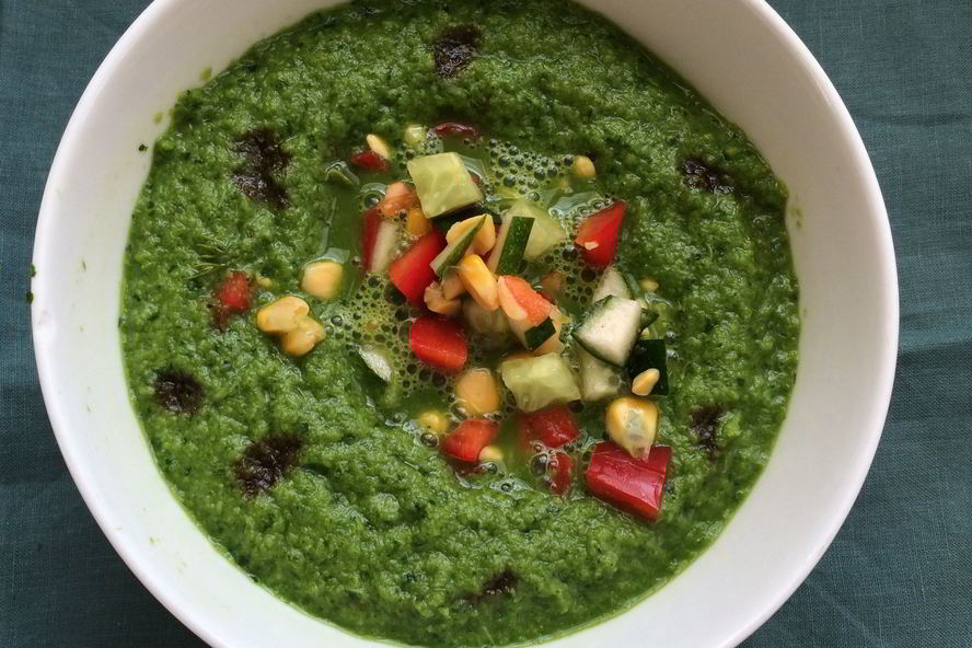 Рецепт зеленого гаспачо со щавелем и огуречно-кукурузной заправкой