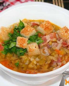 Гороховый суп с копченой колбасой и беконом