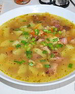 Картофельно-фасолевый суп с копченостями