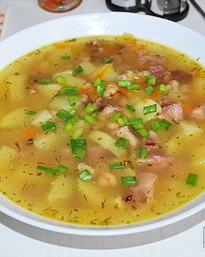 Картофельно-фасолевый суп с копченостями