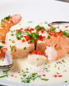 Холодный крем-суп из мидий и креветок с карри