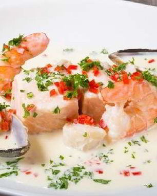 Холодный крем-суп из мидий и креветок с карри